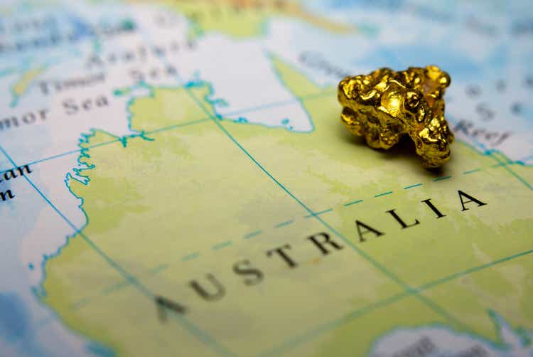 Gold nugget on top of map of Australia|4392pxx2940px